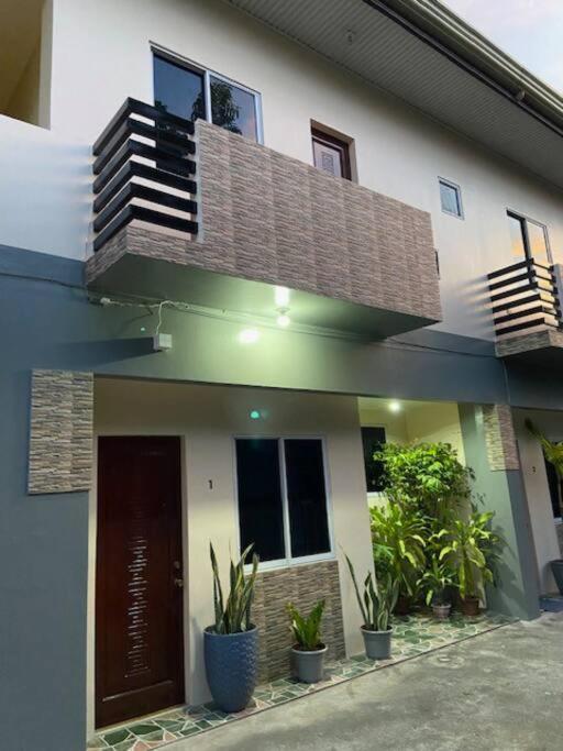 Estilo Apartment 2-Storey Clarin  Exterior photo